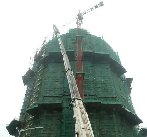双湖吊车在工地上作业